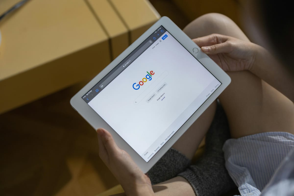 CEO do Google diz que Visões Gerais de IA aumentam tráfego para sites. Mas quem tá sentindo isso?