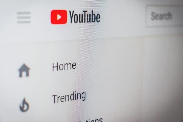 YouTube testa anúncios em momentos-chave de vídeos e irrita usuários com nova estratégia baseada em IA