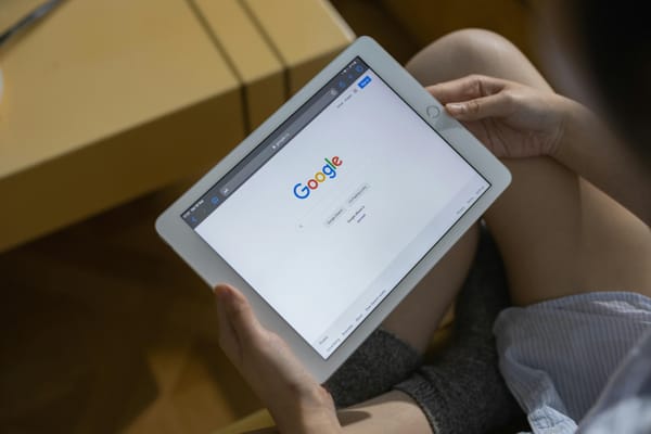 CEO do Google diz que Visões Gerais de IA aumentam tráfego para sites. Mas quem tá sentindo isso?
