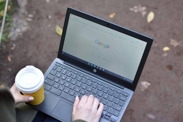 Google começa a testar anúncios no Modo IA e expande publicidade nas Visões Gerais