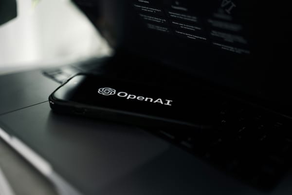 Parceria entre OpenAI e Jony Ive perde o nome, mas segue firme no projeto de hardware de IA