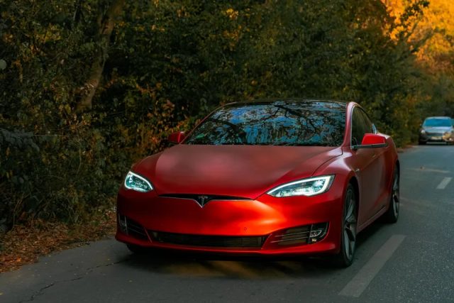 Um carro vermelho da Tesla