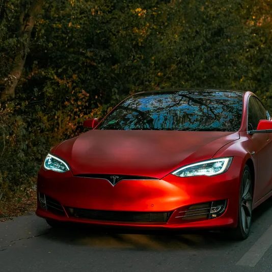 Um carro vermelho da Tesla