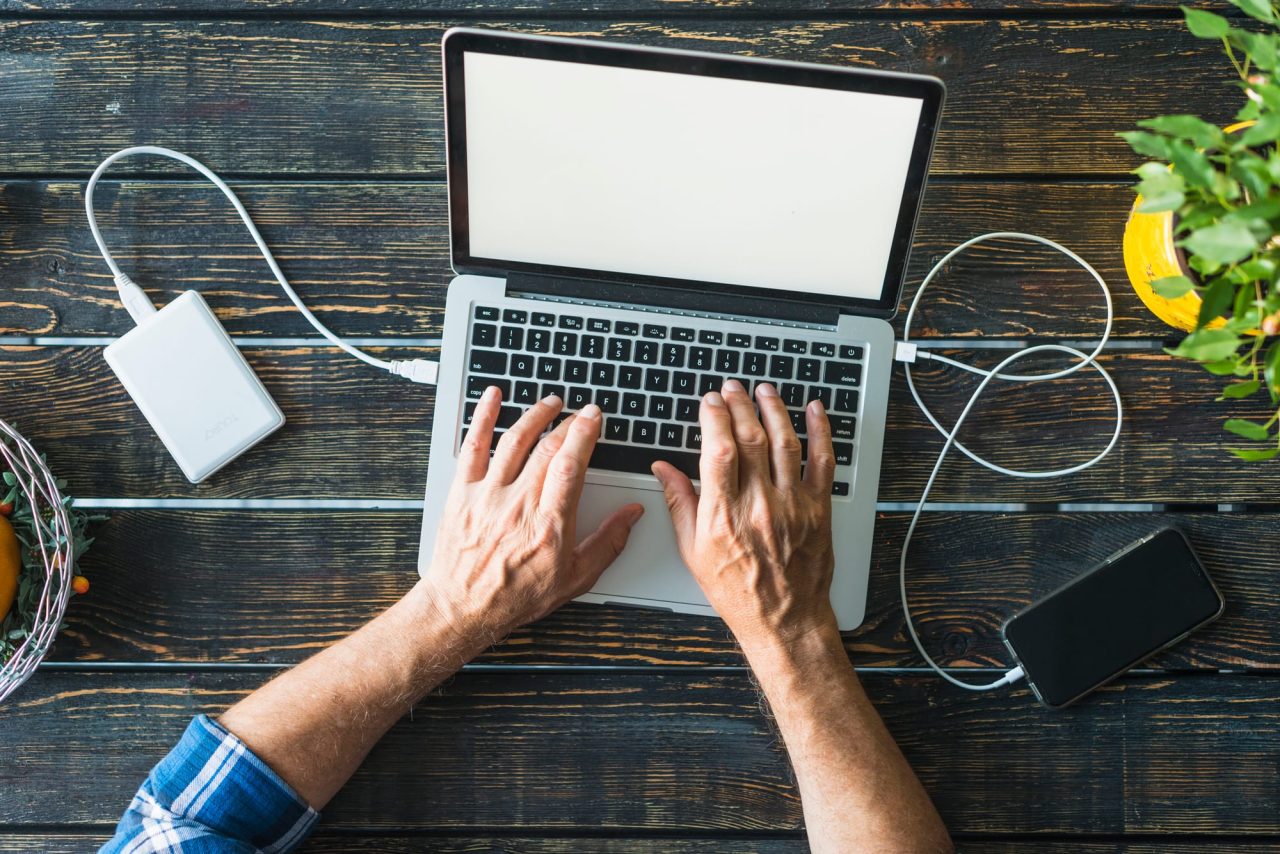 Conteúdo por IA inunda a web? As diretrizes do Google (E-E-A-T) são seu escudo de autoridade