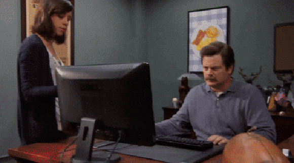 Homem jogando computador no lixo
