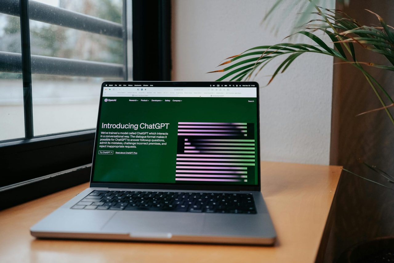 ChatGPT com anúncios? OpenAI projeta bilhões com monetização de usuários gratuitos até 2026