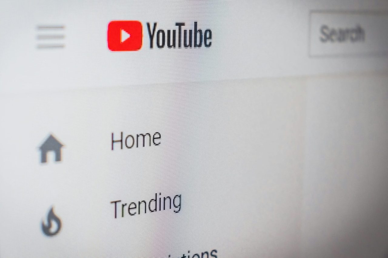 YouTube testa anúncios em momentos-chave de vídeos e irrita usuários com nova estratégia baseada em IA